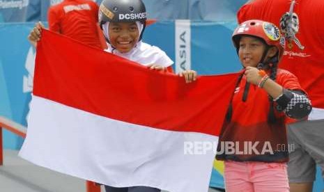 Perunggu dari Skateboard Putri. Atlet Skateboard Putri Indonesia Nyimas Bunga dan Aliqqa Novvery melakuakn selebrasi usai bertanding pada cabang Skateboard nomor Jalan Putri Asian Games 2018 di Komplek Olahraga Jakabaring, Palembang, Rabu (29/8).