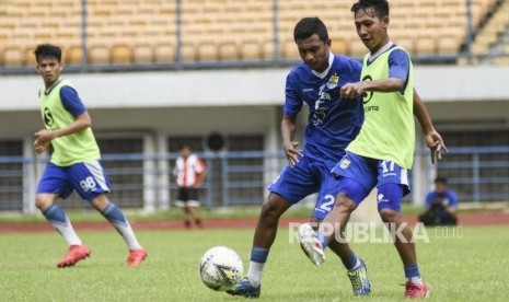 Pemain tengah Persib Bandung Syafril Lestaluhu (kedua kanan) berebut bola dengan bek Persib Bandung Zalnando saat  mengikuti sesi latihan di Stadion Gelora Bandung Lautan Api, Kota Bandung, beberapa waktu lalu..