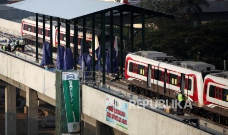 Petugas melakukan pengecekan rangkaian Light Rail Transit (LRT) terparkir di Stasiun LRT Kelapa Gading, Jakarta, Senin (30/7).