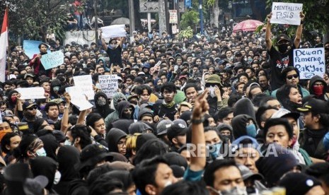 Mahasiswa dari berbagai perguruan tinggi negeri dan swasta se-Bandung Raya melakukan Aksi Tolak RUU Bermasalah di Jalan Diponegoro, Kota Bandung, Selasa (24/9).