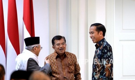 Presiden Joko Widodo, Wapres Jusuf Kalla, dan Ketua Umum MUI Maruf Amin (dari kanan) berbincang sebelum Rapat Pleno Komite Nasional Keuangan Syariah (KNKS) di Kantor Kepresidenan, Jakarta, Senin (5/2).