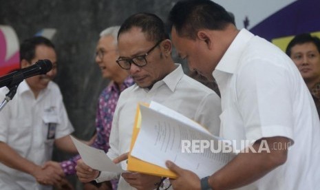 Menaker Hanif Dhakiri bersiap memberikan keterangan terkait pembentukan satgas pengawasan Tenaga Kerja Asing (TKA) di Kantor Kemnaker, Jakarta, Kamis (17/5).