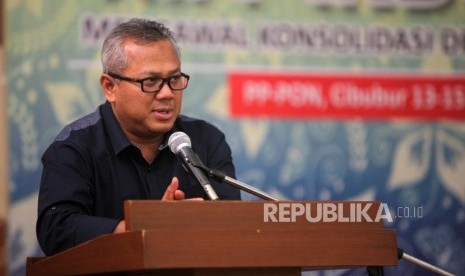 Ketua Komisi Pemilihan Umum (KPU) RI Arief Budiman memberikan sambutan sekaligus membuka acara Kongres Komite Independen Pemantauan Pemilu (KIPP) Indonesia 2018 di Gedung PP PON, Cibubur, Jakarta, Ahad (14/1).