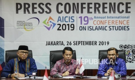 Dirjen Pendidikan Islam Kementerian Agama Kamaruddin Amin (tengah) bersama Direktur Perguruan Tinggi Keagamaan Islam (PTKI) Arskal Salim (kiri) dan Kasubdit Pengembangan Akademik Direktorat PTKI Mamat S. Burhanudin (kanan) memberikan keterangan saat konferensi pers jelang Annual International Conference on Islamic Studies (AICIS) 2019 di Kantor Kementerian Agama, Jakarta, Kamis (26/9).