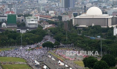 Ribuan umat Islam mengikuti Reuni 212 di kawasan Monumen Nasional (Monas), Jakarta, Sabtu (2/12).