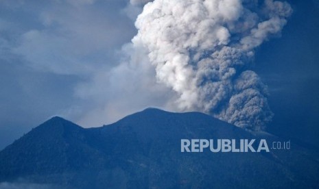 Erupsi Magmatik Masih Terjadi. Erupsi magmatik Gunung Agung terlihat dari Kubu, Karangasem, Bali, Selasa (28/11).