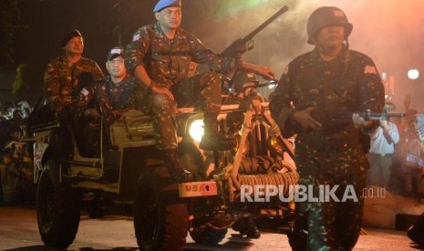 Sejumlah pemeran mementaskan drama kolosal Surabaya Membara di Jalan Tugu Pahlawan, Surabaya, Jawa Timur, Kamis (9/11). Drama yang menceritakan perjuangan arek-arek Suroboyo mempertahankan kemerdekaan RI tersebut dalam rangka memperingati Hari Pahlawan