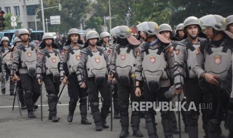 Pengamanan Unjuk Rasa MK. Sejumlah Polisi anti huru hara membubarkan diri usai mengamankan aksi massa yang berunjuk rasa mengawal sidang perdana Perselisihan Hasil Pemilihan Umum (PHPU) sengketa pemilihan Presiden 2019 di Mahkamah Konstitusi, Jakarta Pusat, Jum’at (14/6).