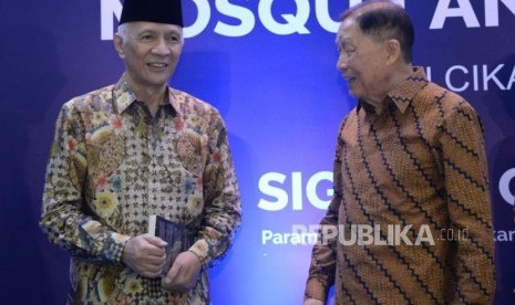 Ketua Yayasan Wakaf Paramadina Hendro Martowardojo (kiri) berbincang bersama Pendiri Grup Lippo Mochtar Riady (kanan) usai menandatangani nota MoU pada acara bertajuk Future Paramadina Mosque and Campus in Cikarang, Jakarta, Rabu (27/3).