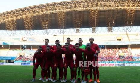 Pesepakbola timnas Indonesia foto bersama saat laga persahabatan melawan timnas Mauritius di Stadion Wibawa Mukti, Cikarang, Bekasi, Jawa Barat, Selasa (11/9).