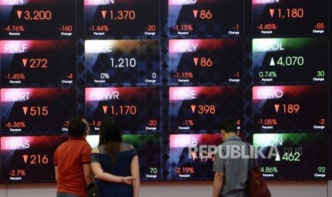 Layar menunjukan pergerakan harga saham di Bursa Efek Indonsia, Jakarta.