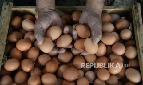 Pekerja menata telur ayam di salah satu agen sembako di kawasan Manggarai, Jakarta, Ahad (22/7).