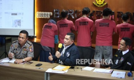 Analis Kebijakan (Anjak) Divisi Humas Mabes Polri Kombes Pol Sulistyo Pudjo (dari kiri ke kanan) bersama Direktur Tindak Pidana Siber Bareskrim Polri Brigjen Pol Fadil Imran dan Kasubdit 1 Dittipid Siber Bareskrim Polri Kombes Pol. Irwan Anwar memberikan keterengan saat rilis Pelaku penyebaran isu provokatif dan ujaran kebencian yang terorganisir dengan nama The Family Muslim Cyber Army di Bareskrim Polri, Jakarta, Rabu (28/2).