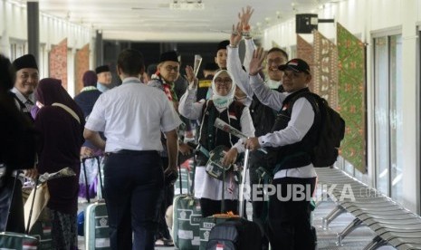 Sejumlah calon jamaah haji melambaikan tangan usai mencoba fasilitas fast track pada acara pelepasan jamaah haji Indonesia asal DKI Jakarta di Bandara Internasional Soekarno Hatta, Tangerang, Ahad (7/7).