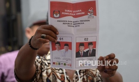 Petugas KPPS melakukan penghitungan suara pemilu 2019 di TPS 001 kelurahan Kebon Baru, Jakarta, Rabu (17/4).