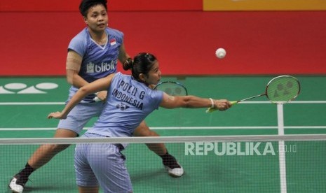 Ganda putri Indonesia Greysia Poli dan Apriani Rahayu mengembalikan kok ke arah ganda putri Korea Chae Yoo Jung dan Hye Rin Kim dalam babak perempatfinal Daihatsu Indonesia Master 2018 di Istora Senayan, Jakarta, Jumat (26/1).