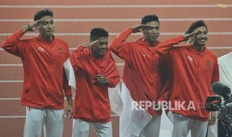 Tim lari estafet Indonesia memberi hormat saat mengikuti prosesi penyerahan medali cabang atletik nomor lari estafet 4x100 meter putra Asian Games 2018 di Stadion Gelora Bung Karno, Senayan, Jakarta, Kamis (30/8).