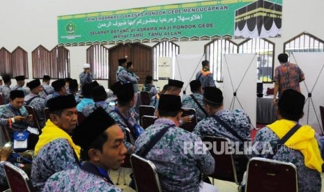 Sejumlah calon jamah haji kloter pertama mengantre untuk perekaman biometrik di Asrama Haji Pondok Gede, Jakarta, Senin (16/7).