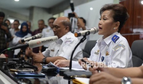 Ketua KNKT, Soerjanto Tjahjono (kiri), Dirjen Perhubungan Udara Kementrian Perhubungan, Polana B Pramesti (tengah), memberikan keterangan saat  konferensi pers di Kementrian Perhubungan, Jakarta, Senin (12/11).