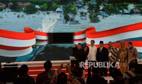 Capres No 01 Joko Widodo dan Capres No 02 Prabowo Subianto berfoto usai debat kedua calon presiden pemilu 2019, Jakarta, Ahad (17/2).