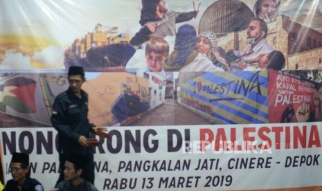 Nongkrong di Palestina. Persiapan acara Nongkrong di Palestina oleh ACT di Jalan Palestina, Pangkalan Jati, Jawa Barat, Rabu (13/3/2019) malam. 