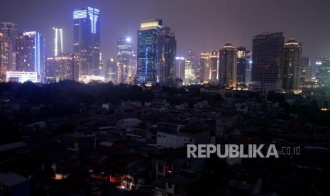 Suasana ketika terjadinya pemadaman listik di kawasan pemukiman padat penduduk Karet Tengsin, Jakarta, Ahad (4/8).