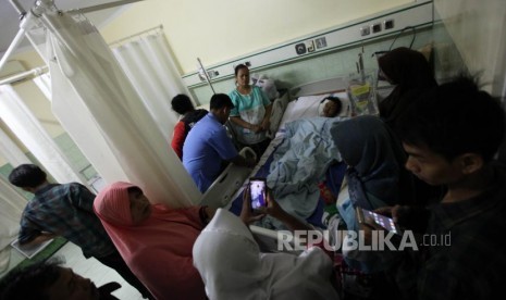 Juleha (23) korban kebakaran gudang kosambi menjalani perawatan ditemani keluarganya di RSUD Kabupaten Tangerang, Banten, Jumat (27/10).