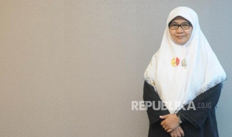 Ketua Bidang dan Ketahanan Keluarga DPP PKS  Wirianingsih  melakukan sesi foto bersama  Harian Republika  dalam kofrensi pers  kongres Keluarga Indonesia ke 2 di Jakarta, Kamis (21/12).