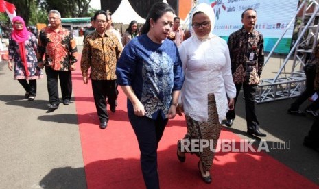 Menteri Koordinator Bidang PMK Puan Maharani bersama Kepala Badan POM Penny K Lukito berjalan saat menghadiri acara pencanangan Gerakan Masyarakat Hidup Sehat Sadar Pangan Aman (Germas Sapa) di Taman Mini Indonesia Indah, Jakarta, Kamis (23/11).