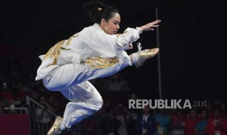 Atlet wushu Indonesia Lindswell Kwok  tampil dalam penyishian nomor Taijiquan dan Taijijian putri dalam Asian Games 2018 di JIE Expo Kemayoran, Jakarta, Ahad (19/8).