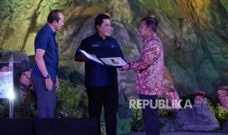 Malam Apresiasi Inasgoc. Wakil Presiden Jusuf Kalla (kanan) menyerahkan piagam penghargaan kepada Ketua Inasgoc Erick Thohir (tengah) saat malam apresiasi Inasgoc di Jakarta, Selasa (18/12) malam.