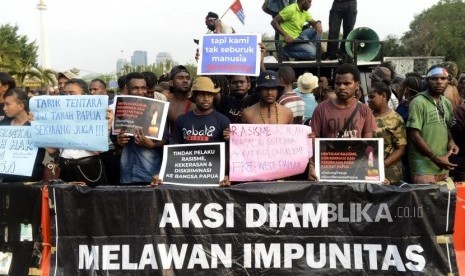 Sejumlah massa Aksi Kamisan dan Mahasiswa Papua Anti Rasisme, Kapitalisme, Kolonialisme dan Militerisme menggelar unjuk rasa di Jalan Merdeka Utara, Jakarta, Kamis (22/8).