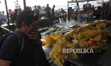 KRI Sikuda warship carries bodies of victims of the crash of Lion Air JT 610 plane and the aircraft debris, West Java, Thursday (Nov 1).