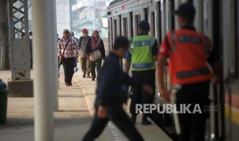 Penumpang melintas diperon 8 saat menaiki kereta KRL di Stasiun Manggarai, Jakarta, Senin (13/8).