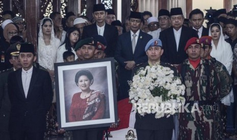 Upacara Pelepasan Jenazah Ani Yudhoyono. Personil TNI membawa peti jenazah almarhumah Ani Yudhoyono saat upacara pelepasan militer di Cikeas, Bogor, Jawa Barat, Ahad (2/5).