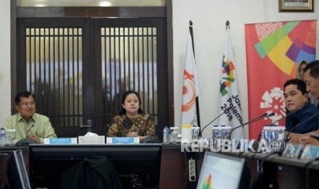 Wakil Presiden RI Jusuf Kalla bersama Menko PMK Puan Maharani (tengah) dan Ketua Pelaksana Asian Games 2018 Erick Thohir (kiri) bersiap mengikuti Rapat Koordinasi (Rakor) di Gedung INASGOC, Jakarta, Senin (19/2).