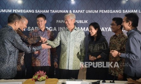 Presiden Komisaris PT Saratoga Investama Sedaya Tbk. Edwin Soeryadjaya (tengah) bersama Presiden Direktur Michael W. P Soeryadjaya (tiga kiri) berbincang dengan para direksi dan komisaris usai RUPST dan RUPSLB di Jakarta, Rabu (22/5).