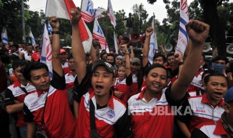 Demo Buruh. Sejumlah massa yang tergabung dalam koalisi buruh melakukan unjuk rasa di depan Balai Kota DKI Jakarta. (Ilustrasi)