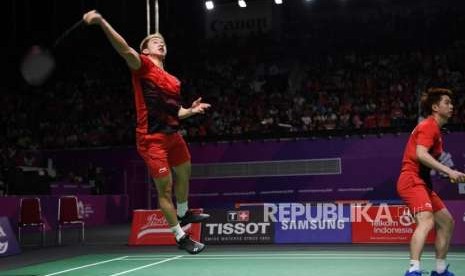 Pebulu tangkis Indonesia  Kevin  Sanjaya dan Marcus Fernaldi   mengembalikan kok kearah lawannya pada pertandingan final cabang bulu tangkis nomor ganda  putra Asian Games 2018 di Istora Senayan, Jakarta, Selasa (28/8).