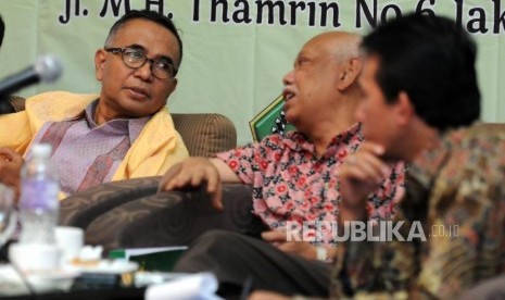 Kepala Badan Litbang dan Diklat Abdurrahman Mas'ud, Guru Besar UIN Syarif Hidayatullah Jakarta Azyumardi Azra dan Staf Ahli Kementerian Agama Bidang Kerukunan Agama Oman Fathurahman (dari kiri) berbincang saat acara Diskusi Publik dan Rilis Survei Nasional Kerukunan Umat Beragama di Hotel Sari Pacific, Jakarta, Kamis (22/3).