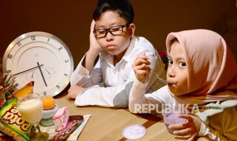 Anak belajar berpuasa (ilustrasi). Meski siap secara fisik, ada beberapa faktor yang perlu dipertimbangkan sebelum mengajarkan anak berpuasa, misalnya kematangan mental, emosi, dan spiritual anak. 