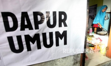 Para relawan memasak udi dapur umum (ilustrasi) 