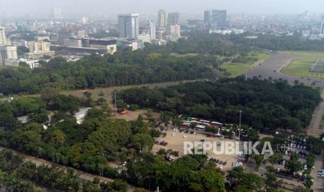 Ruang Terbuka Hijau. Suasana ruang terbuka hijau (RTH) dengan latar belakang gedung bertingkat di Jakarta, Rabu (27/2).