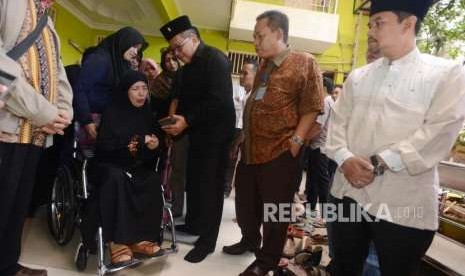 Sekjen PDIP Hasto Kristyanto (tengah) berbincang dengan istri almarhum salah satu pendiri Partai Keadilan Sejahtera Yusuf Supendi, Umi Widhiyani (kedua kiri), usai melayat  di Pekayon, Pasar Rebo, Jakarta Timur, Jumat (3/8).