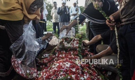 Pemakaman Korban Kerusuhan di Tanah Abang.Sejumlah keluarga Widianto R Ramadhan (18) korban kerusuhan di tanah abang saat tabur bunga di pemakaman Karet Bivak, Jakarta Pusat, Rabu (22/5).