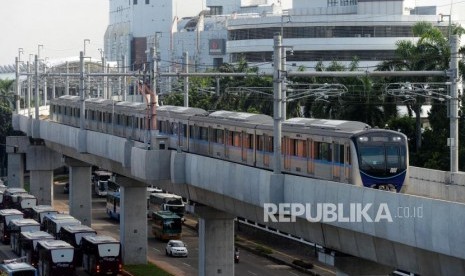 Kereta MRT melintas saat uji coba publik pengoperasian MRT fase I Koridor Lebak Bulus-Bundaran HI di Jakarta, Rabu (13/3).