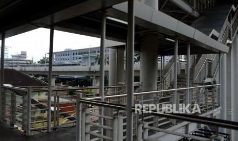 Kereta MRT melintas di dekat jembatan penyeberangan orang Halte CSW, Kebayoran Baru, Jakarta. Pemerintah Provinsi DKI akan membangun jembatan penyeberangan untuk menghubungkan halte Transjakarta CSW dan Stasiun MRT ASEAN.