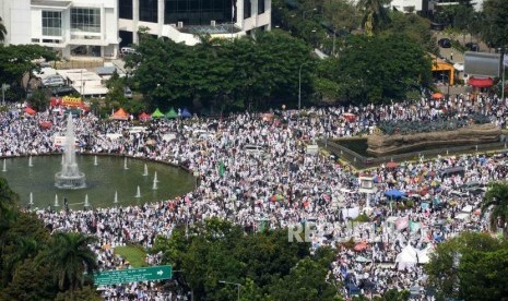 Sejumlah massa dari berbagai organisasi islam  memenuhi kawasan patung kuda reuni aksi 212 di Lapangan Monumen Nasional, Jakarta, Ahad, (2/12).