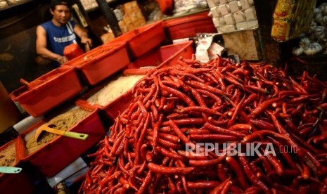 Cabai Merah Sumbang Inflasi Oktober. Cabai merah dijajakan oleh pedagang di Pasar Senen, Rabu (1/11).