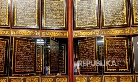 AlQuran kayu di Museum AlQuran Raksasa, Gandus, Palembang